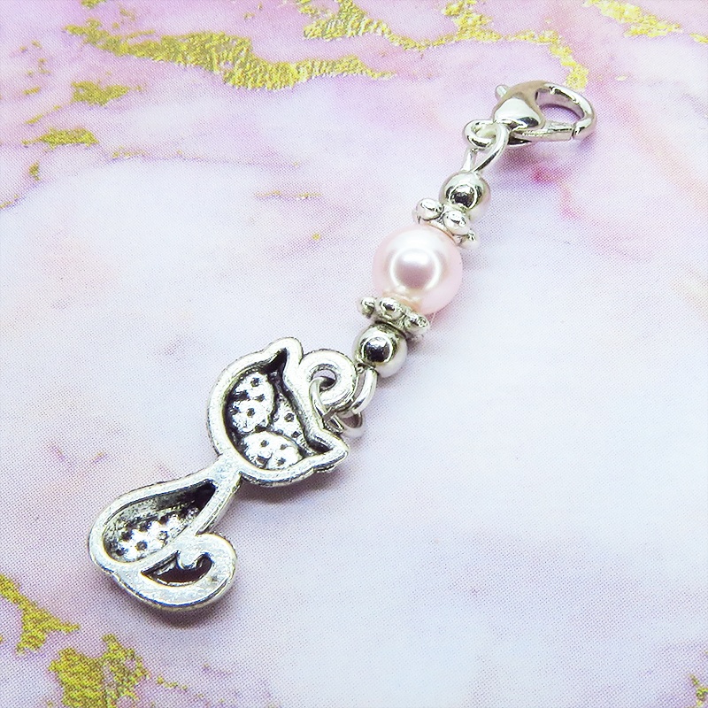 マスクチャーム シルバーカラーの猫モチーフとスワロフスキーパール(ロザリン)を組み合わせた可愛いチャーム