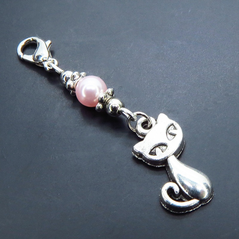 マスクチャーム シルバーカラーの猫モチーフとスワロフスキーパール(ロザリン)を組み合わせた可愛いチャーム