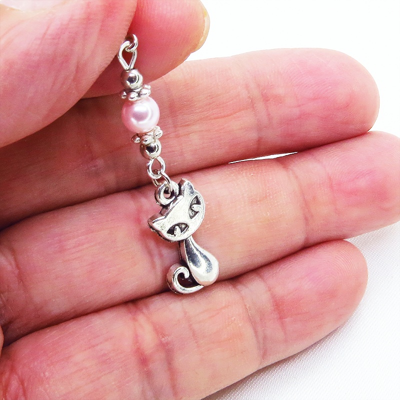 マスクチャーム シルバーカラーの猫モチーフとスワロフスキーパール(ロザリン)を組み合わせた可愛いチャーム