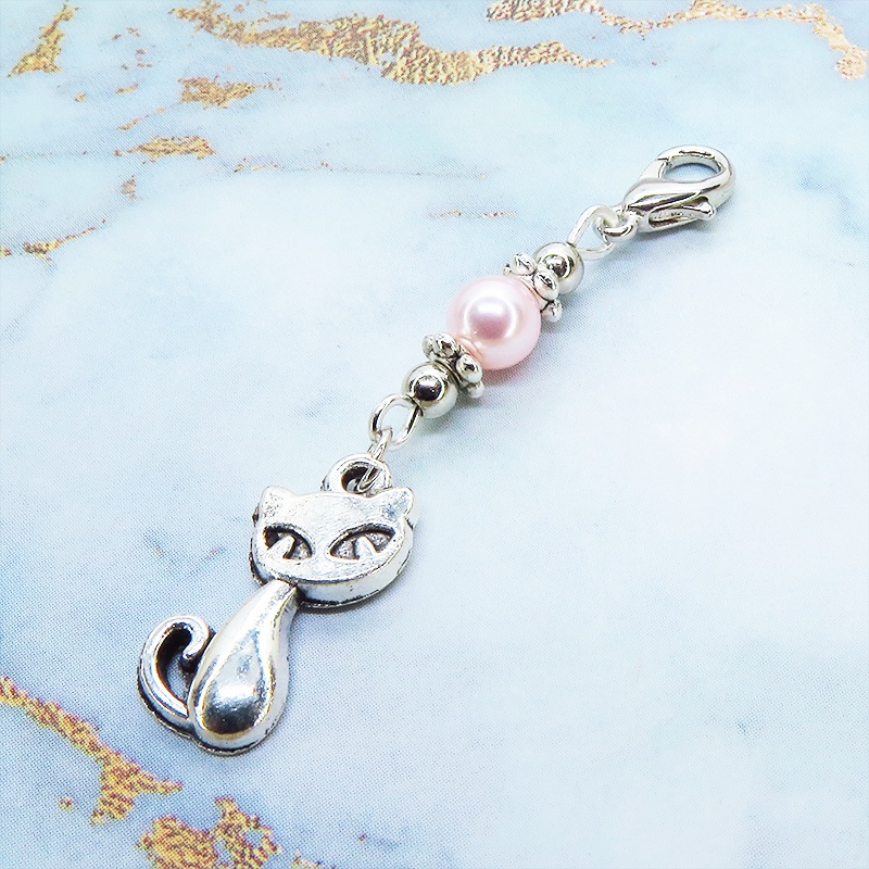 マスクチャーム シルバーカラーの猫モチーフとスワロフスキーパール(ロザリン)を組み合わせた可愛いチャーム