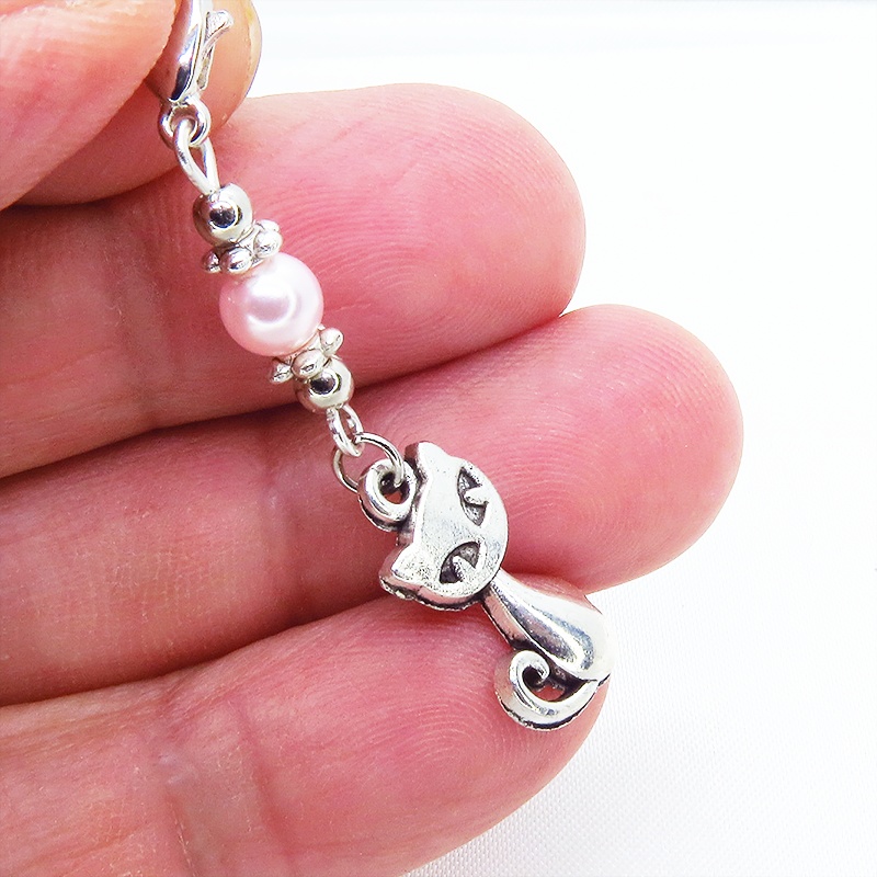 マスクチャーム シルバーカラーの猫モチーフとスワロフスキーパール(ロザリン)を組み合わせた可愛いチャーム