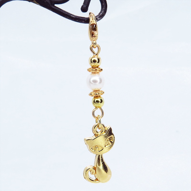 マスクチャーム マットゴールドの猫モチーフとスワロフスキーパールを組み合わせた可愛いチャーム キーホルダー