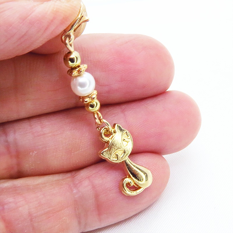 マスクチャーム マットゴールドの猫モチーフとスワロフスキーパールを組み合わせた可愛いチャーム キーホルダー