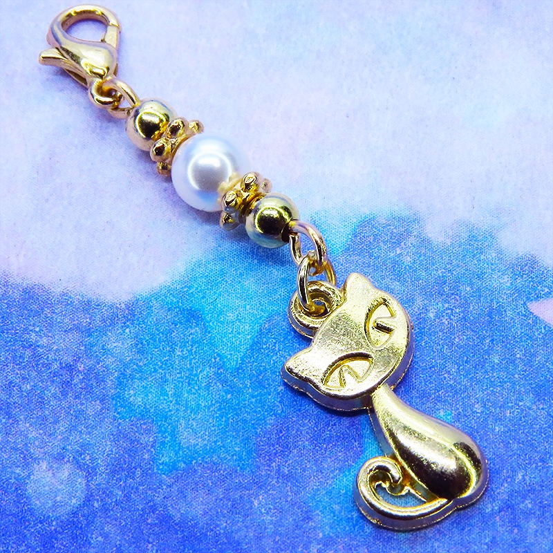 マスクチャーム マットゴールドの猫モチーフとスワロフスキーパールを組み合わせた可愛いチャーム キーホルダー