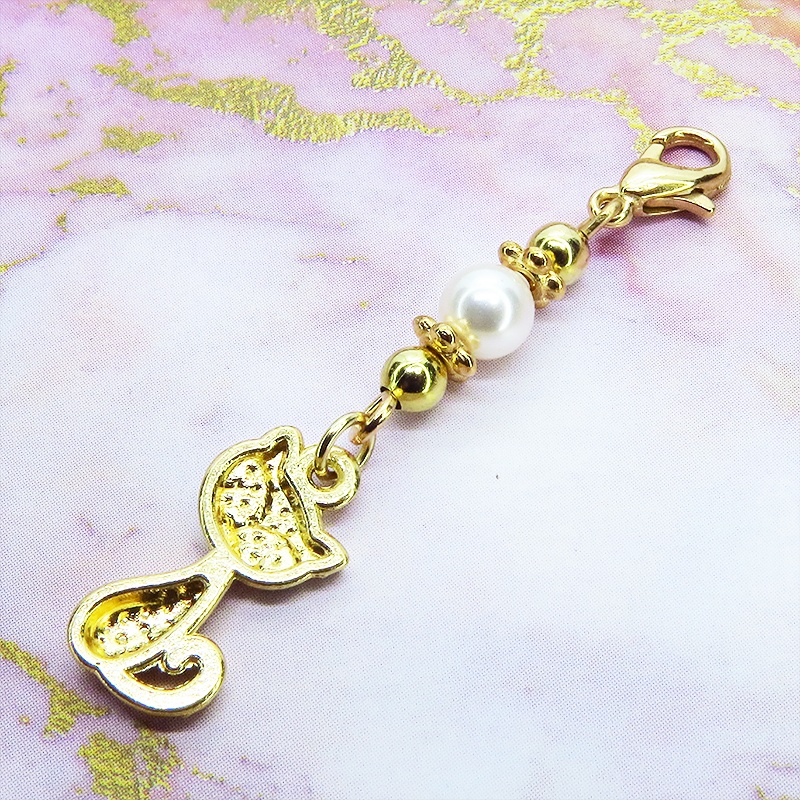 マスクチャーム マットゴールドの猫モチーフとスワロフスキーパールを組み合わせた可愛いチャーム キーホルダー