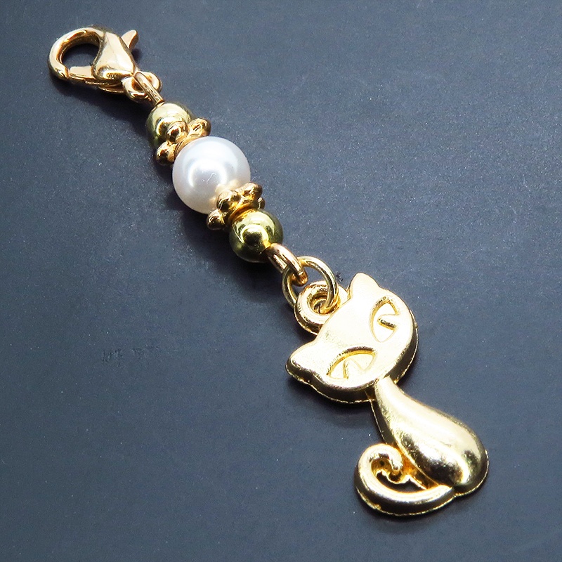 マスクチャーム マットゴールドの猫モチーフとスワロフスキーパールを組み合わせた可愛いチャーム キーホルダー