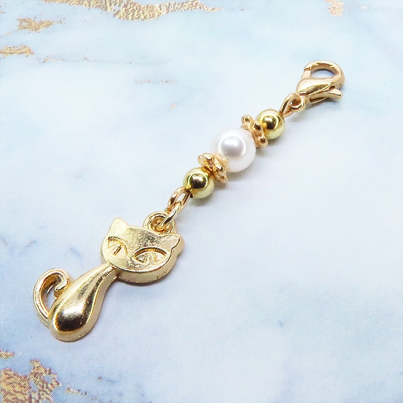 マスクチャーム マットゴールドの猫モチーフとスワロフスキーパールを組み合わせた可愛いチャーム キーホルダー