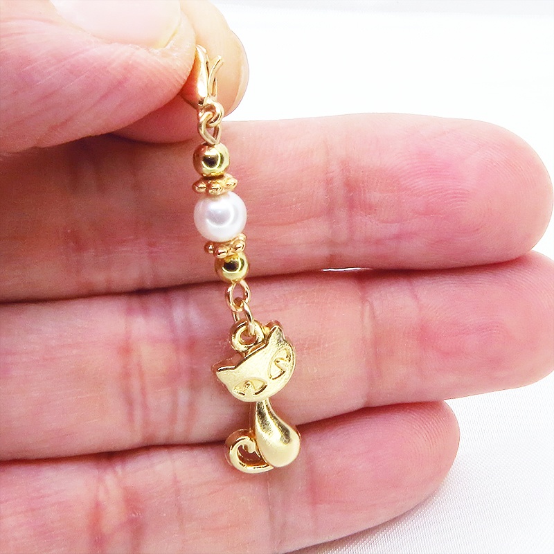 マスクチャーム マットゴールドの猫モチーフとスワロフスキーパールを組み合わせた可愛いチャーム キーホルダー