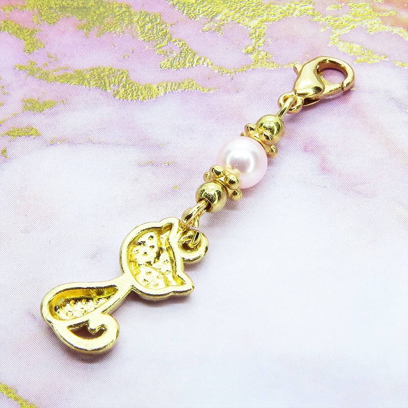 マスクチャーム マットゴールドの猫モチーフとスワロフスキーパール(ロザリン)を組み合わせた可愛いチャーム キーホルダー