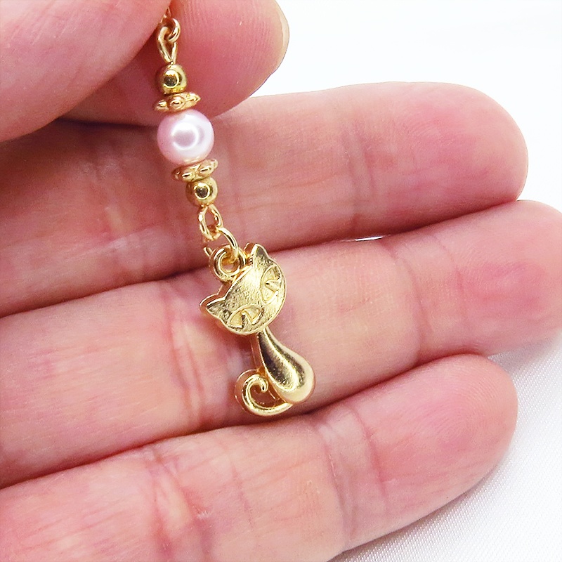 マスクチャーム マットゴールドの猫モチーフとスワロフスキーパール(ロザリン)を組み合わせた可愛いチャーム キーホルダー