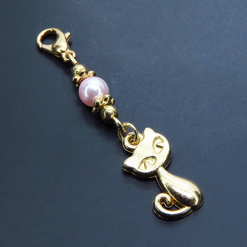 マスクチャーム マットゴールドの猫モチーフとスワロフスキーパール(ロザリン)を組み合わせた可愛いチャーム キーホルダー