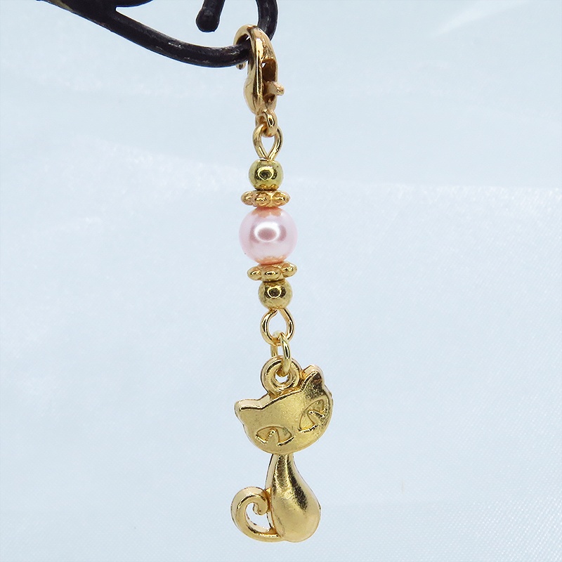 マスクチャーム マットゴールドの猫モチーフとスワロフスキーパール(ロザリン)を組み合わせた可愛いチャーム キーホルダー