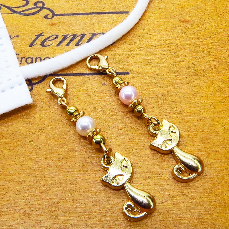 マスクチャーム マットゴールドの猫モチーフとスワロフスキーパール(ロザリン)を組み合わせた可愛いチャーム キーホルダー