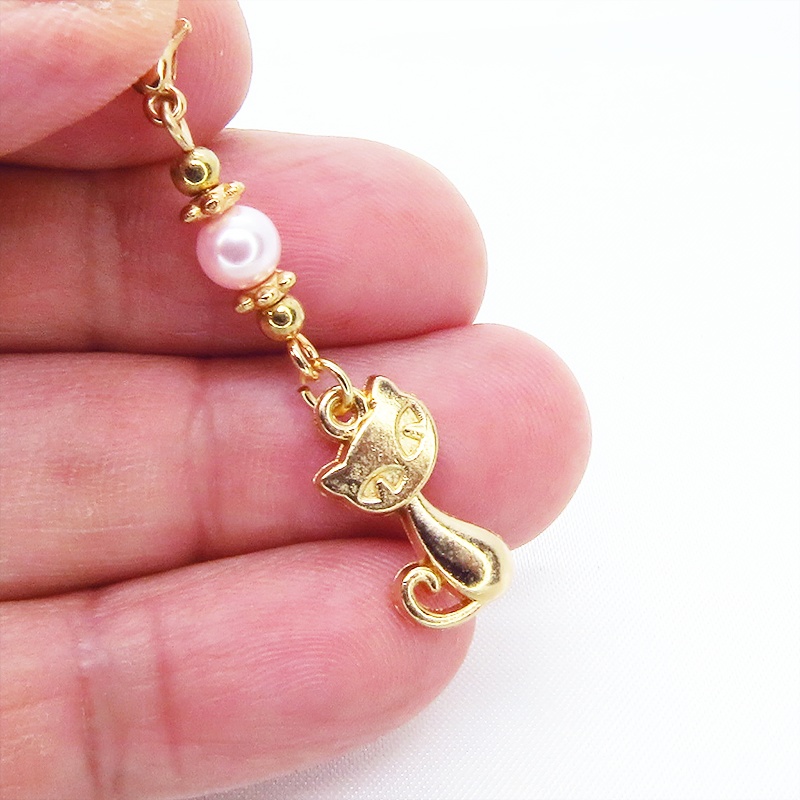 マスクチャーム マットゴールドの猫モチーフとスワロフスキーパール(ロザリン)を組み合わせた可愛いチャーム キーホルダー