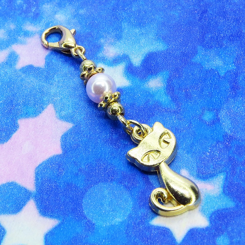 マスクチャーム マットゴールドの猫モチーフとスワロフスキーパール(ロザリン)を組み合わせた可愛いチャーム キーホルダー