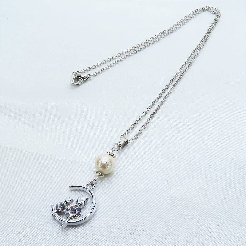猫の親子が三日月のうえで寄り添うモチーフのネックレス シルバーカラー コットンパール ラインストーン