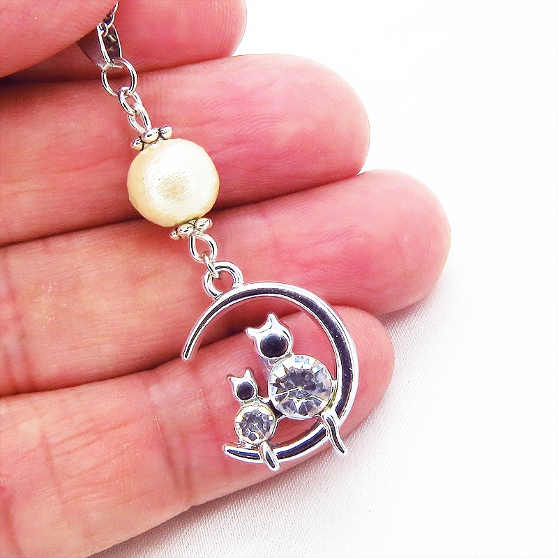 猫の親子が三日月のうえで寄り添うモチーフのネックレス シルバーカラー コットンパール ラインストーン