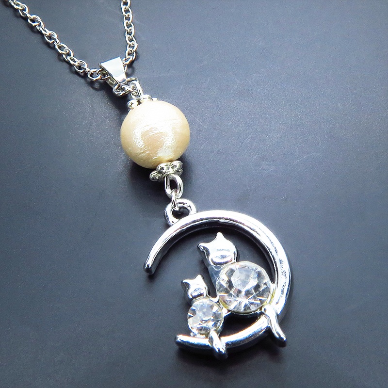 猫の親子が三日月のうえで寄り添うモチーフのネックレス シルバーカラー コットンパール ラインストーン