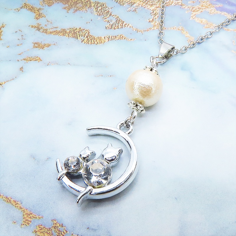 猫の親子が三日月のうえで寄り添うモチーフのネックレス シルバーカラー コットンパール ラインストーン