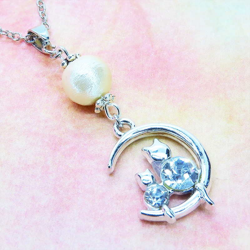 猫の親子が三日月のうえで寄り添うモチーフのネックレス シルバーカラー コットンパール ラインストーン