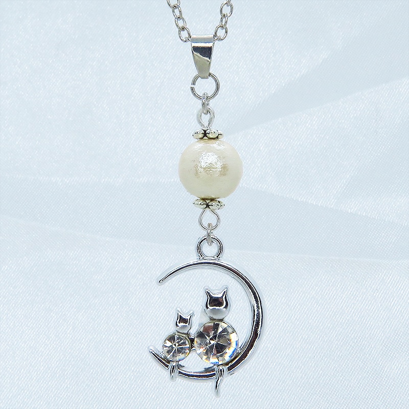 猫の親子が三日月のうえで寄り添うモチーフのネックレス シルバーカラー コットンパール ラインストーン