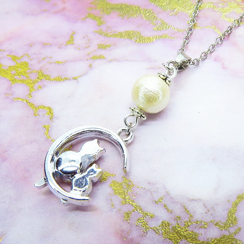 猫の親子が三日月のうえで寄り添うモチーフのネックレス シルバーカラー コットンパール ラインストーン