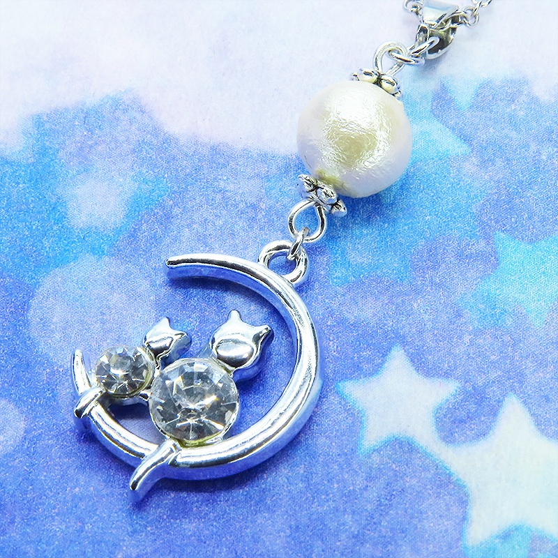 猫の親子が三日月のうえで寄り添うモチーフのネックレス シルバーカラー コットンパール ラインストーン