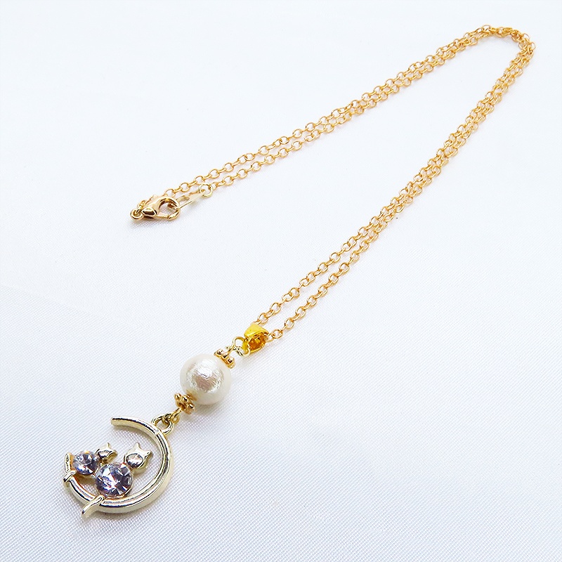 猫の親子が三日月のうえで寄り添うモチーフのネックレス ゴールドカラー コットンパール ラインストーン