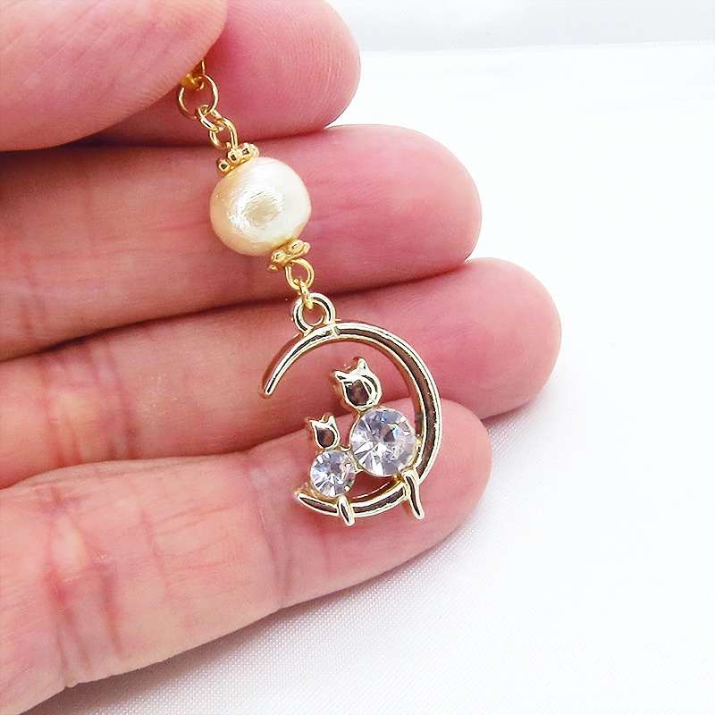 猫の親子が三日月のうえで寄り添うモチーフのネックレス ゴールドカラー コットンパール ラインストーン