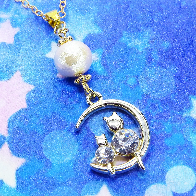 猫の親子が三日月のうえで寄り添うモチーフのネックレス ゴールドカラー コットンパール ラインストーン
