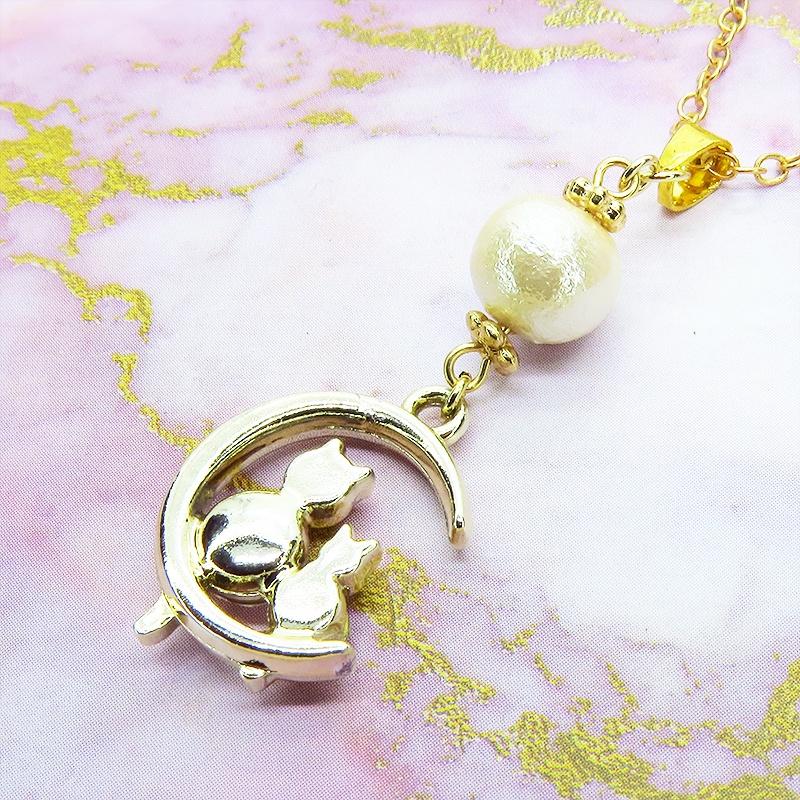 猫の親子が三日月のうえで寄り添うモチーフのネックレス ゴールドカラー コットンパール ラインストーン