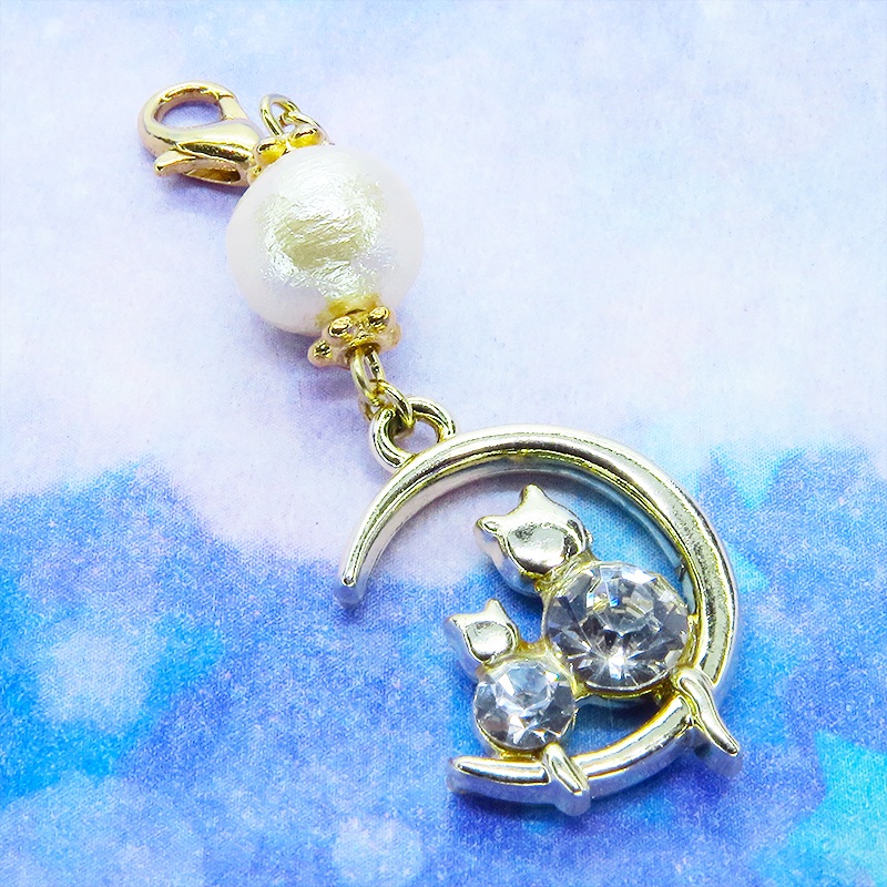 マスクチャーム 猫の親子が三日月で寄添うゴールドカラーのモチーフとコットンパールのチャーム ラインストーン キーホルダー