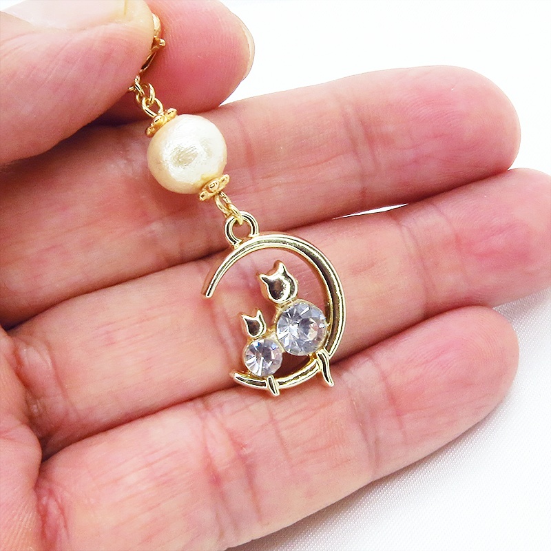 マスクチャーム 猫の親子が三日月で寄添うゴールドカラーのモチーフとコットンパールのチャーム ラインストーン キーホルダー