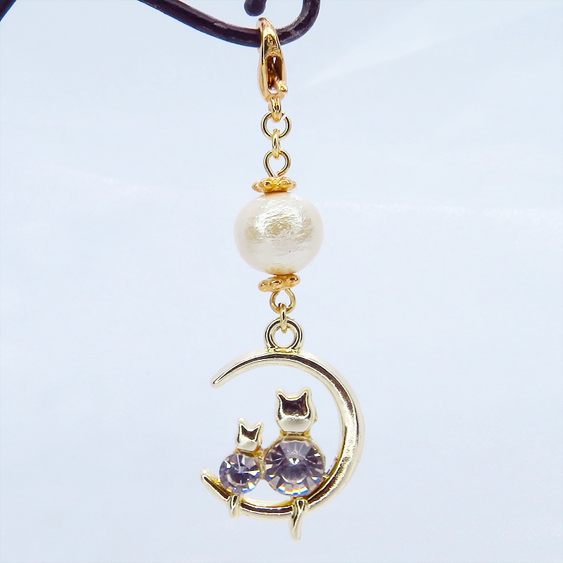 マスクチャーム 猫の親子が三日月で寄添うゴールドカラーのモチーフとコットンパールのチャーム ラインストーン キーホルダー