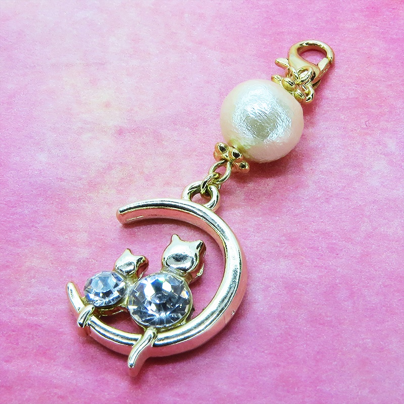 マスクチャーム 猫の親子が三日月で寄添うゴールドカラーのモチーフとコットンパールのチャーム ラインストーン キーホルダー