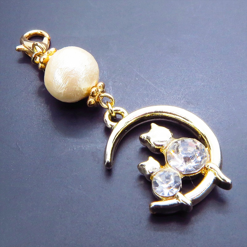 マスクチャーム 猫の親子が三日月で寄添うゴールドカラーのモチーフとコットンパールのチャーム ラインストーン キーホルダー