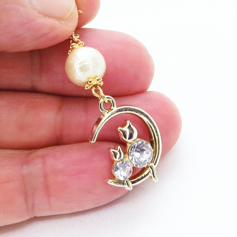 マスクチャーム 猫の親子が三日月で寄添うゴールドカラーのモチーフとコットンパールのチャーム ラインストーン キーホルダー