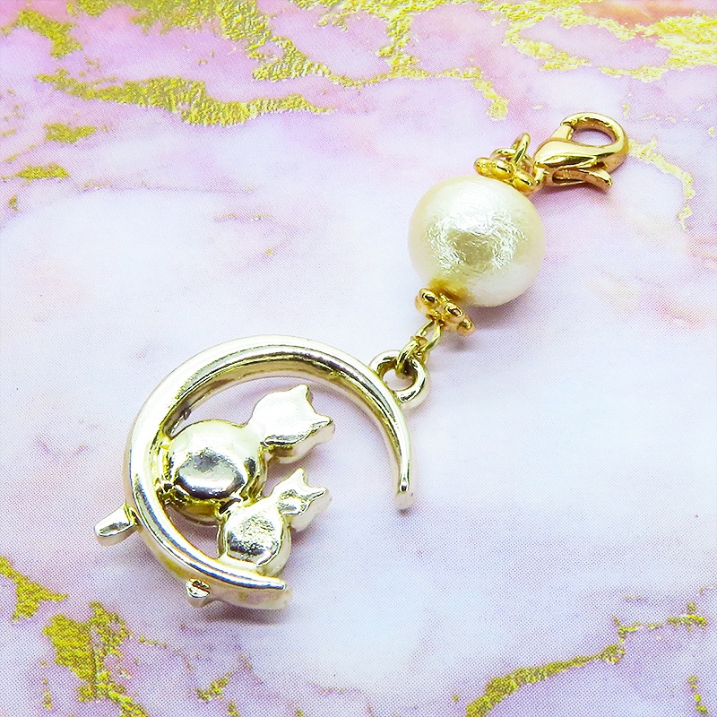 マスクチャーム 猫の親子が三日月で寄添うゴールドカラーのモチーフとコットンパールのチャーム ラインストーン キーホルダー