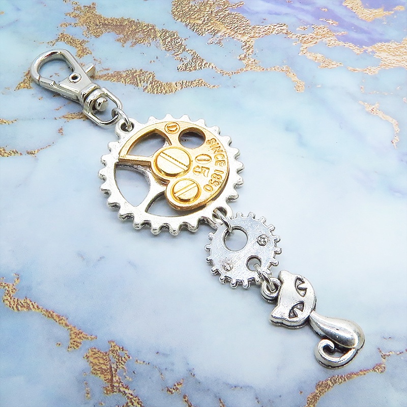 スチームパンク風 猫と歯車のチャーム キーホルダー アンティークシルバー マットゴールド