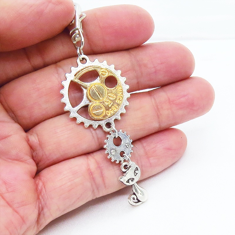 スチームパンク風 猫と歯車のチャーム キーホルダー アンティークシルバー マットゴールド