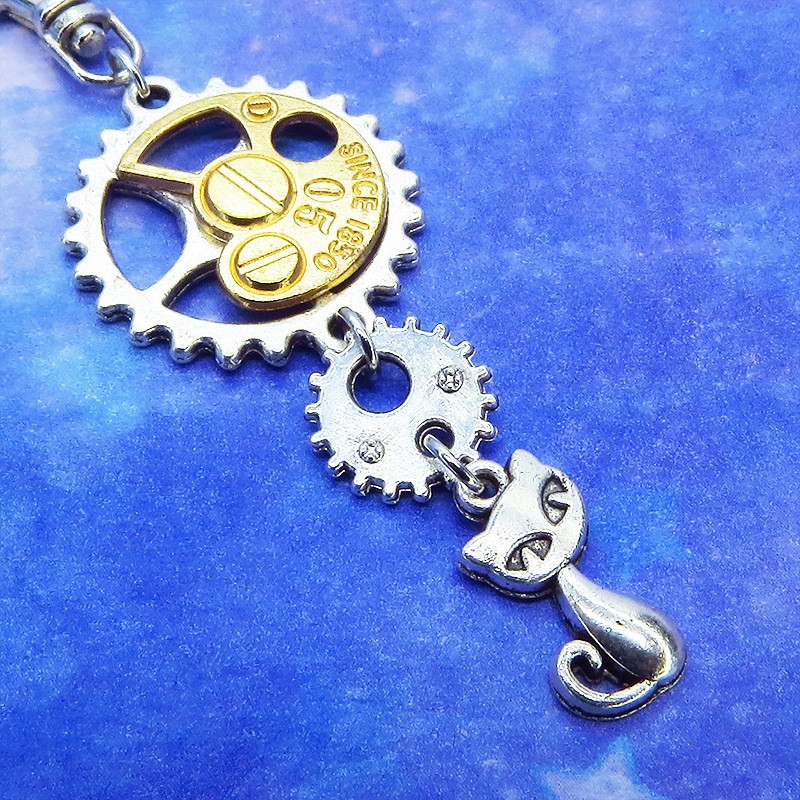 スチームパンク風 猫と歯車のチャーム キーホルダー アンティークシルバー マットゴールド