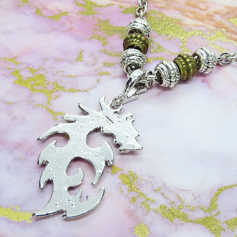 ドラゴンのシルエットモチーフとカラビナ・バックルのパンクロックスタイルネックレス ロック シルバー925PLD メタルビーズ