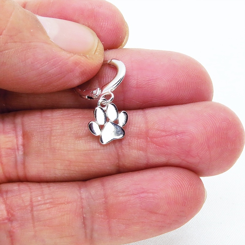 【再販×3】シルバー925 肉球をあしらったシンプルに可愛いワンポイントフープピアス リングピアス 猫 犬