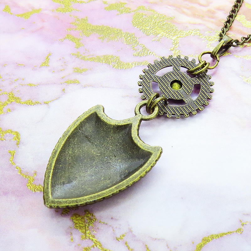 アンティークゴールド 盾(シールド)と歯車のゴシックネックレス スチームパンク風 スワロフスキー エンブレム 長さ調整可