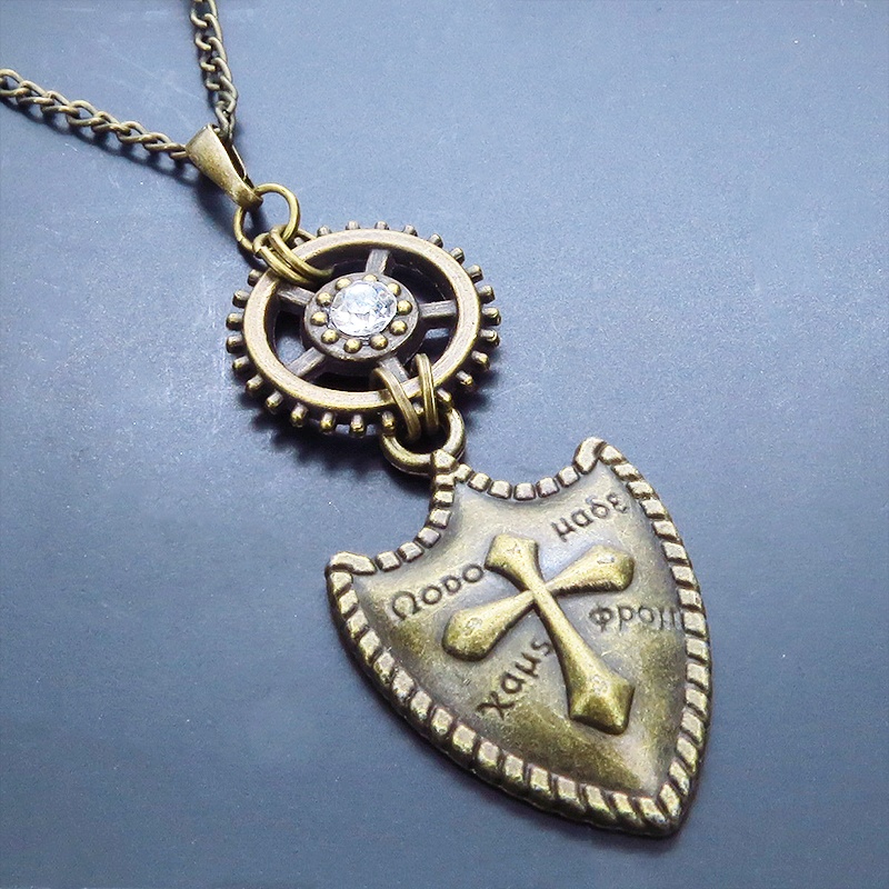 アンティークゴールド 盾(シールド)と歯車のゴシックネックレス スチームパンク風 スワロフスキー エンブレム 長さ調整可