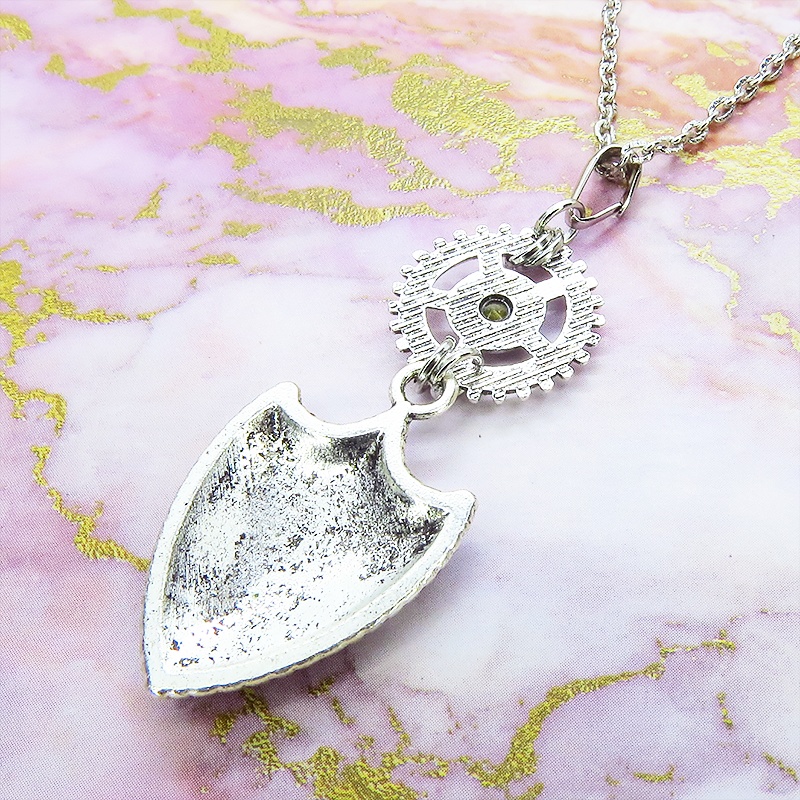 アンティークシルバー 盾(シールド)と歯車のゴシックネックレス スチームパンク風 スワロフスキー エンブレム 長さ調整可