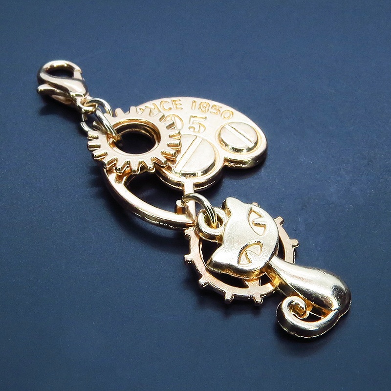 マスクチャーム マットゴールドの猫と二層歯車のチャーム キーホルダー スチームパンク風