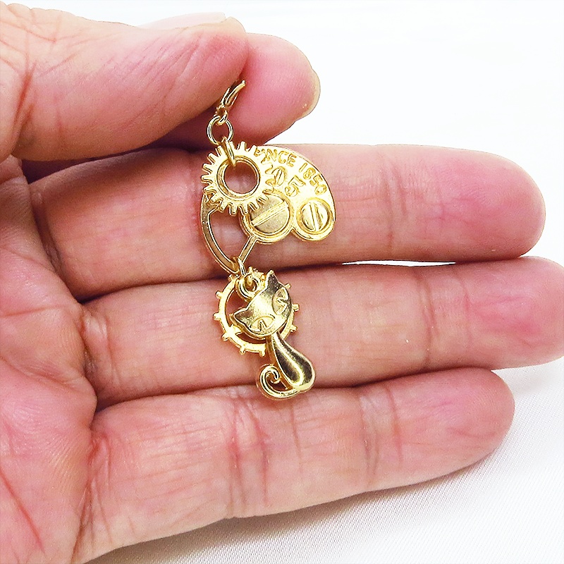 マスクチャーム マットゴールドの猫と二層歯車のチャーム キーホルダー スチームパンク風
