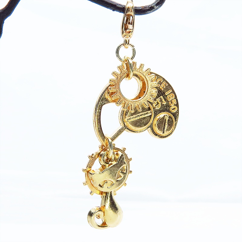 マスクチャーム マットゴールドの猫と二層歯車のチャーム キーホルダー スチームパンク風