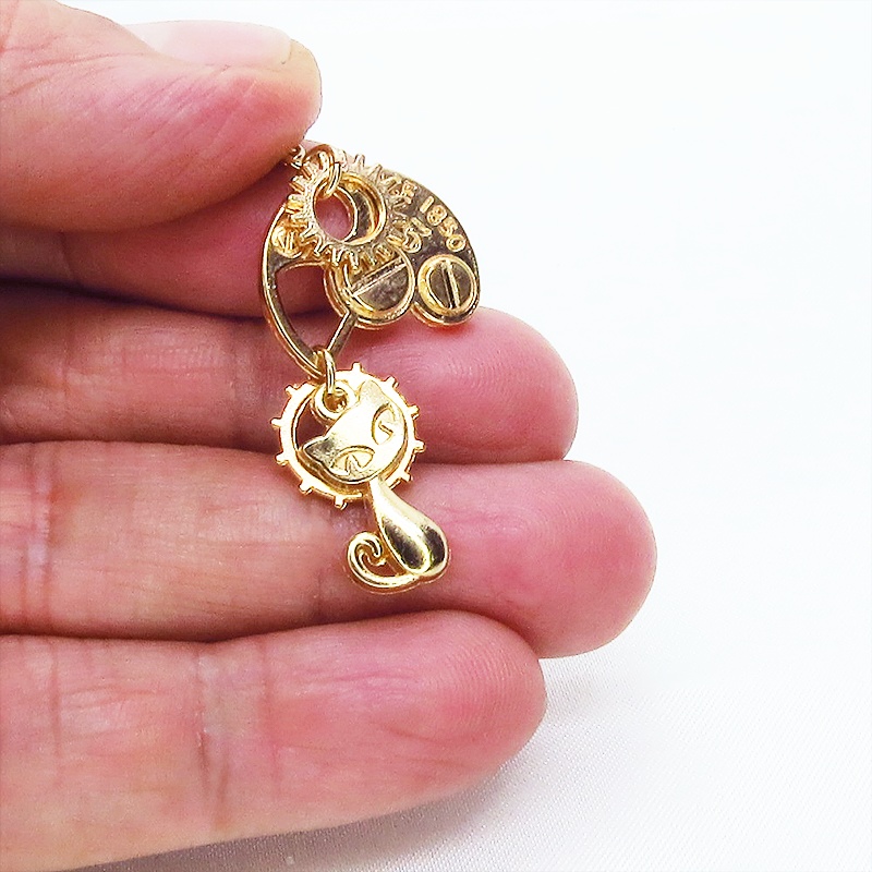 マスクチャーム マットゴールドの猫と二層歯車のチャーム キーホルダー スチームパンク風